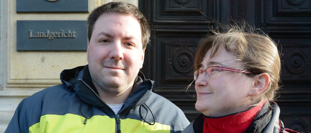 Das Ehepaar Sven und Claudia Menschel vor dem Landgericht in Leipzig. Das Paar hatte die Stadt Leipzig verklagt, weil ihnen kein Kindergartenplatz für ihren Sohn bereitgestellt wurde. Die Stadt muss den Menschels und zwei weiteren Familien nun mehrere tausend Euro Schadenersatz zahlen, weil sie für deren Kleinkinder keinen Kita-Platz anbieten konnte. 