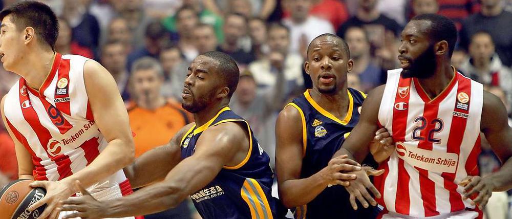 Jonathan Tabu (2. v. r.) lief im Spiel bei Roter Stern Belgrad oft noch hinterher.