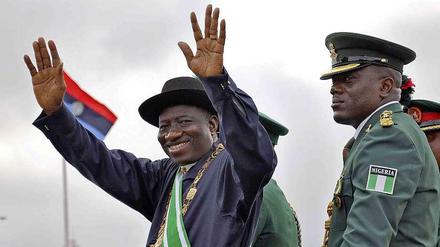 Nigerias Präsident Goodluck Jonathan (l) am 29.05.2011 in Abuja (Nigeria).