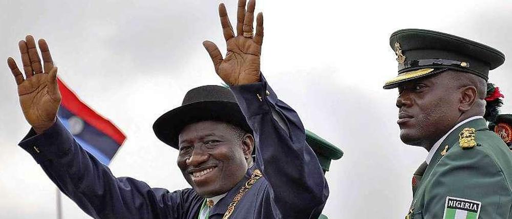 Nigerias Präsident Goodluck Jonathan (l) am 29.05.2011 in Abuja (Nigeria).