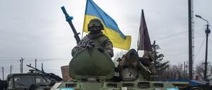 Ein Panzer der ukrainischen Armee im Einsatz in der Ostukraine