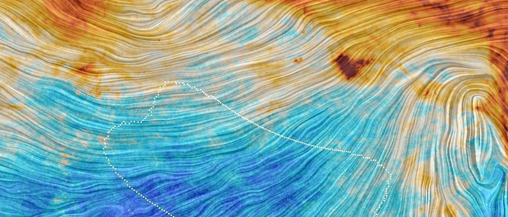 Staubige Angelegenheit. Die Grafik zeigt einen Teil des südlichen Himmels, aufgenommen mit "Planck". Die Farben kennzeichnen, wie viel Strahlung von Staub in den einzelnen Regionen abgegeben wird. Die länglichen Linien markieren das galaktische magnetische Feld. Die weiße gestrichelte Linie zeigt den Ausschnitt, den BICEP2 analysiert hat. Dort gibt es zwar weniger Staub, aber doch genug, um Irritationen hervorzurufen. Die vermeintlichen Signale der kosmischen Inflation sind in Wirklichkeit wohl eher Strahlung des Staubs.
