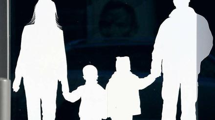 Mehr Zeit für Kinder. Obwohl heute Kinder viel häufiger und länger in der Kita untergebracht sind als früher, wenden Eltern insgesamt weit mehr Zeit für die Fürsorge auf als die Eltern der vorhergehenden Generation, stellen die Forscher fest. Eltern wollten damit die Bildungschancen ihres Nachwuchses erhöhen. 