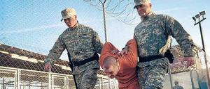 Menschenunwürdige Behandlung: Murat Kurnaz (Sascha Alexander Geršak) wird unter dem bloßen Verdacht, ein Terrorist zu sein, nach Guantánamo gebracht.