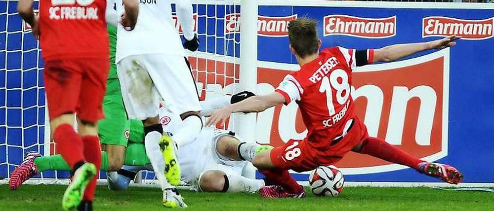 Kratzen, beißen, punkten. Der SC Freiburg verlor sein Spiel am Dienstag und könnte nach dem Spielen am Mittwoch wieder auf einem Abstiegsplatz stehen.