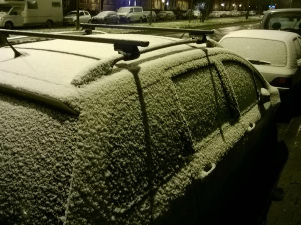 Autofahrer, Besen nicht vergessen! Wer heute früh raus muss, muss womöglich erst die Fenster von Schnee befreien.