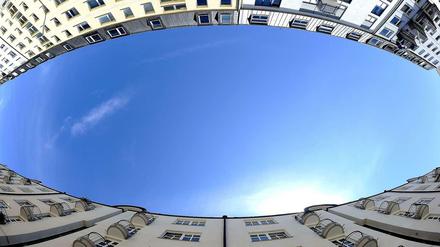 Blaues Wunder. Die steigenden Immobilienpreise haben in den vergangenen Jahren etliche Investoren nach Berlin gelockt. Allerdings schwächt sich der Preisanstieg bald ab, heißt es in einer Branchenanalyse. 