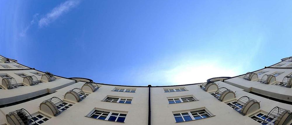 Blaues Wunder. Die steigenden Immobilienpreise haben in den vergangenen Jahren etliche Investoren nach Berlin gelockt. Allerdings schwächt sich der Preisanstieg bald ab, heißt es in einer Branchenanalyse. 
