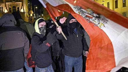 Am Montag in Wien; Szenen wie in Dresden: Pegida-Anhänger beim "Abendspaziergang". 