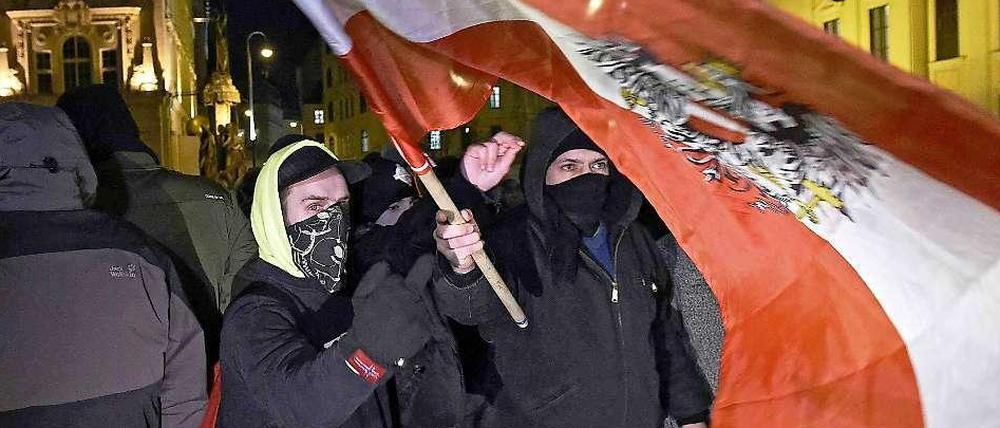 Am Montag in Wien; Szenen wie in Dresden: Pegida-Anhänger beim "Abendspaziergang". 
