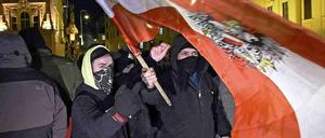 Am Montag in Wien; Szenen wie in Dresden: Pegida-Anhänger beim "Abendspaziergang". 