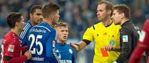 Im Spiel gegen Hannover. Schiedsrichter Sascha Stegemann (2.v.r) zeigt Schalkes Klaas-Jan Huntelaar (3.v.l.) die Rote Karte.