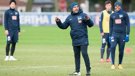 Gesprächsbedarf. Hertha-Trainer Jos Luhukay muss in diesen Tagen noch mehr mit seiner Mannschaft reden als sonst. 