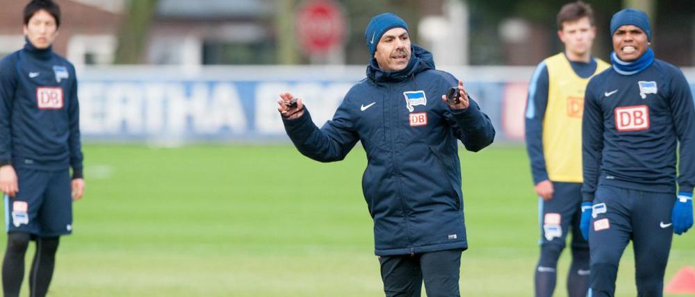 Gesprächsbedarf. Hertha-Trainer Jos Luhukay muss in diesen Tagen noch mehr mit seiner Mannschaft reden als sonst. 