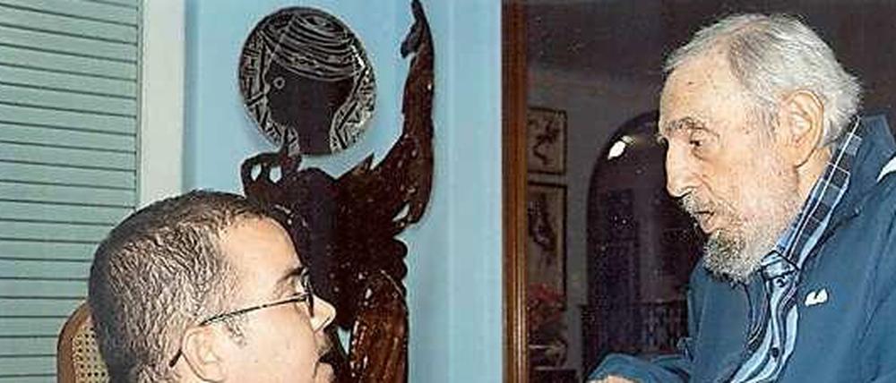 Ex-Regierungschef trifft Studentenführer: Fidel Castro (r) mit Randy Perdomo Garcia von der Studentenvereinigung von Havanna. Die Aufnahme soll Ende Januar 2015 entstanden sein.