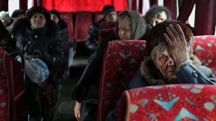 Zivilisten verlassen das zerstörte Debalzewo. Ihre Lage ist katastrophal, viele sitzen in den Kellern ihrer zerschossenen Häuser, über ihn explodieren Granaten.