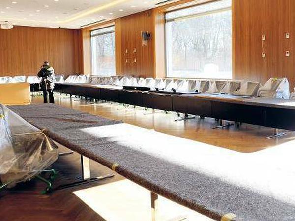 Innen im Innenministerium. Der große Sitzungssaal mit den großen Fenstern ist mondän holzgetäfelt.
