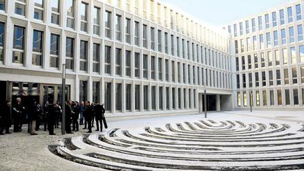 Runde Sache. Damit es nicht allzu langweilig aussieht im Innenhof des Innenministeriums, gibt es geschwungene Formen als Kontrast zu der gerasterten Fassade – ein überdimensionaler Fingerabdruck.