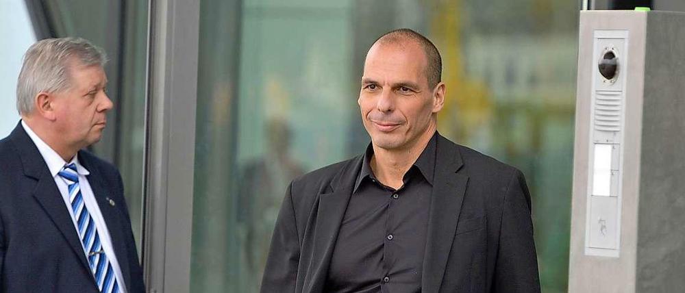 Immer dazu lächeln: Der griechische Finanzminister Gianis Varoufakis verlässt nach den Gesprächen mit EZB-Präsident Mario Draghi das Gebäude der Europäischen Zentralbank in Frankfurt.