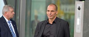 Immer dazu lächeln: Der griechische Finanzminister Gianis Varoufakis verlässt nach den Gesprächen mit EZB-Präsident Mario Draghi das Gebäude der Europäischen Zentralbank in Frankfurt.