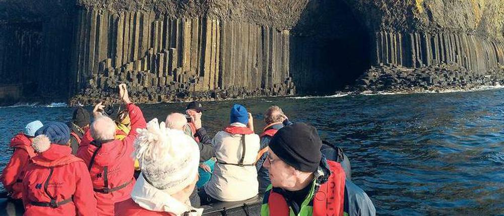 „Staffa in Sicht!“, bekam schon Theodor Fontane zu hören, als er sich im Sommer 1858 wie heutige Kreuzfahrer dem Lavainselchen vor Schottland näherte, um die sagenumwobene Fingalshöhle zu besichtigen.