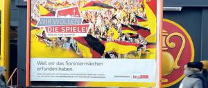 Olympia als "Sommermärchen"? Die ersten der 3000 geplanten Plakate verkünden jedenfalls in der Stadt die frohe Botschaft.