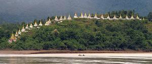 Wie auf eine Perlenschnur gezogen. Auch am Ufer des Chindwin-Flusses reihen sich die buddhistischen Kultbauten, wie allenthalben in Myanmar.