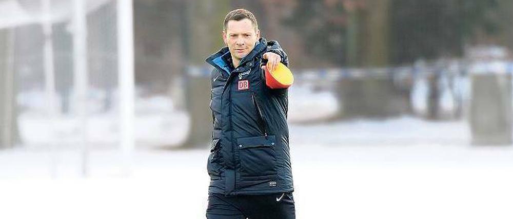 Da geht’s lang. Als Spieler lief Pal Dardai jahrelang für Hertha auf, jetzt soll er den Klub als Trainer in der Bundesliga halten.