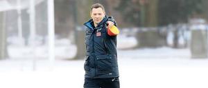Da geht’s lang. Als Spieler lief Pal Dardai jahrelang für Hertha auf, jetzt soll er den Klub als Trainer in der Bundesliga halten.