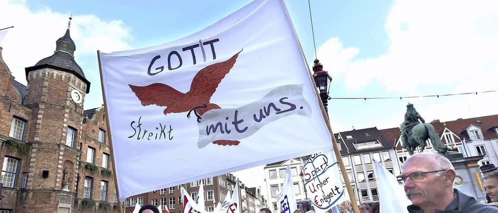 Die Bezahlung in kirchlichen Gesundheits- und Pflegeeinrichtungen sorgt immer wieder für Auseinandersetzungen.
