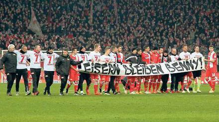 Eiserne Botschaft. Spieler und Betreuer des 1. FC Union