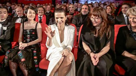 Schauspielerin Rinko Kikuchi (2.v.l.), Ehemann Shota Sometani (l), die französische Schauspielerin Juliette Binoche (M), die katalanische Regisseurin Isabel Coixet und Kulturstaatsministerin Monika Grütters (CDU)