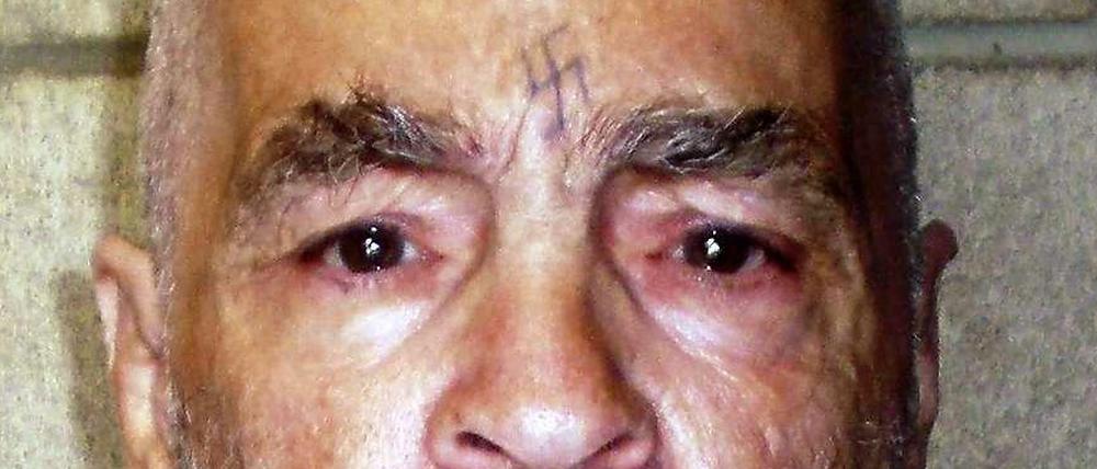 Markenzeichen Hakenkreuz auf der Stirn. Der zu lebenslanger Haft verurteilte Serienkiller Charles Manson (80). Mit einer Hochzeit wird es vorerst nichts.