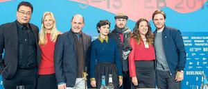 Die sieben Samurai. Der koreanische Regisseur Bong Joon-ho, die US-Produzentin Martha de Laurentiis, „Mad Men“-Erfinder Matthew Weiner, der französische Star Audrey Tautou, Jury-Präsident Darren Aronofsky (mit Schiebermütze), Regisseurin Claudia Llosa aus Peru – und der Schauspieler Daniel Brühl. 
