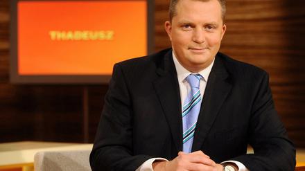Der Journalist Jörg Thadeusz vor seiner rbb-Sendung "Thadeusz". Den Zehlendorf Blog hat er hinter seine eigenen "Kulissen" blicken lassen. 