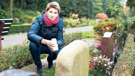 Oma. Nur dieses eine Wort steht auf dem Grabstein von Heike Richters Mutter. Sie starb wegen eines Behandlungsfehlers, der verantwortliche Arzt wurde wegen fahrlässiger Tötung verurteilt. Das Strafmaß aber hält Richter für lachhaft.
