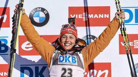 So sehn Sieger aus: Laura Dahlmeier feiert ihren Erfolg.