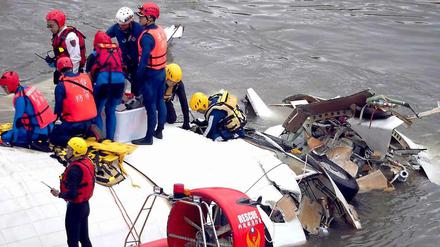 Taucher in Taiwan suchen nach Überlebenden des Fluges GE235