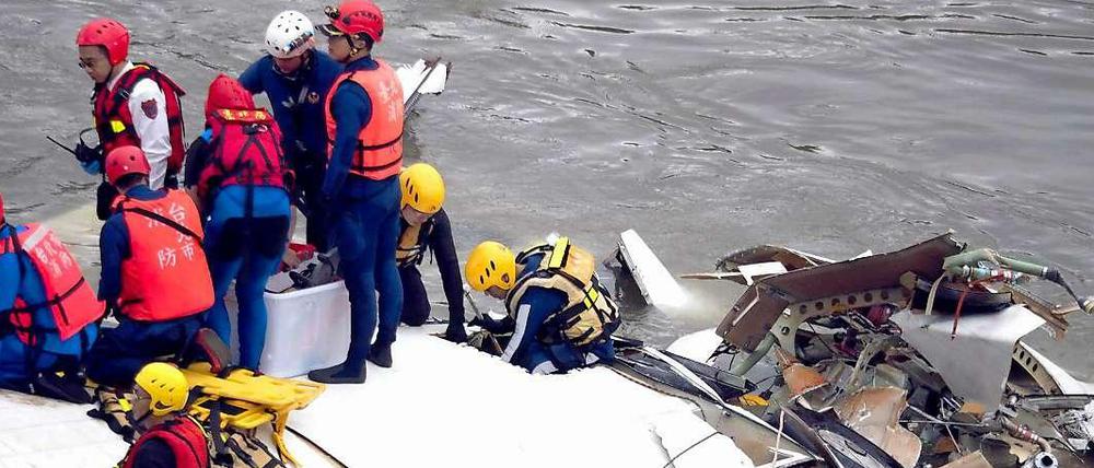 Taucher in Taiwan suchen nach Überlebenden des Fluges GE235