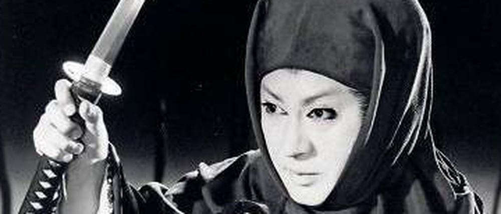 Pulp Fiction. Kazuo Hasegawa in Kon Ichikawas "Yukinojo henge" ("An actors revenge").