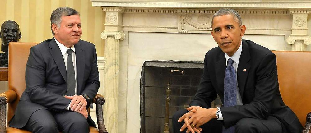 US-Präsident Barack Obama mit dem jordanischen König Abdullah II bei einem Gespräch in Washington am Dienstag. Am gleichen Tag war bekannt geworden, dass IS-Milizen den jordanischen Piloten Muas al Kasasba bestialisch ermordet hatten. Abdullah trat daraufhin vorzeitig die Heimreise an.