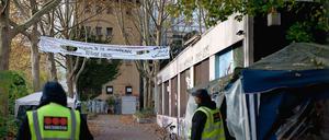 Unter Bewachung. Das Gebäude der Gerhart-Hauptmann-Schule dient Flüchtlingen weiter als Unterkunft.