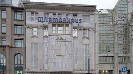 Vom Kino zum Kleiderladen. Vor dem Marmorhaus am Kurfürstendamm beginnt die Führung.