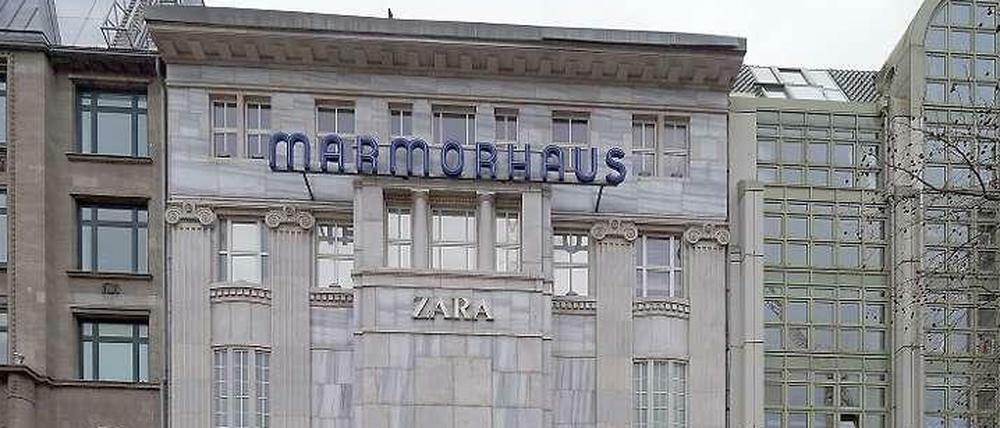 Vom Kino zum Kleiderladen. Vor dem Marmorhaus am Kurfürstendamm beginnt die Führung.