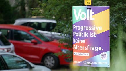 Wahlplakat der paneuropäischen Partei Volt zur Bundestagswahl 2021 an einem Bremer Laternenmast. 