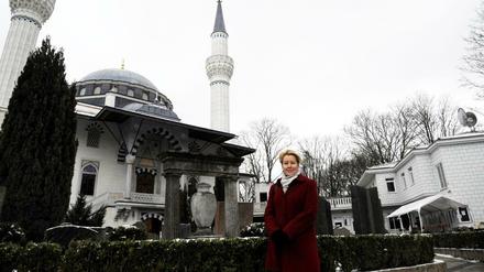 Franziska Giffey, designierte neue Bürgermeisterin von Berlin-Neukölln, spaziert durch ihren Bezirk. Hier ist sie auf dem Gelände der Sehitlik Moschee am Columbiadamm. 