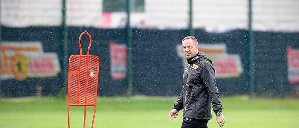 Wo sind die Spieler? Union-Trainer Norbert Dübel muss mit einem kleinen Kader zurechtkommen - im Training hilft dann schon einmal eine Attrappe.