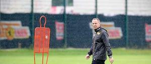 Wo sind die Spieler? Union-Trainer Norbert Dübel muss mit einem kleinen Kader zurechtkommen - im Training hilft dann schon einmal eine Attrappe. 