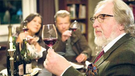 Im Wein liegt Wahrheit, doch mit dieser nimmt es Weinkenner Hans Lichius (Felix von Manteuffel, r.) nicht so genau, wie die Kommissare Blum (Eva Mattes) und Lüthi (Roland Koch) feststellen müssen. Foto: SWR
