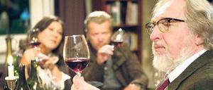 Im Wein liegt Wahrheit, doch mit dieser nimmt es Weinkenner Hans Lichius (Felix von Manteuffel, r.) nicht so genau, wie die Kommissare Blum (Eva Mattes) und Lüthi (Roland Koch) feststellen müssen. Foto: SWR